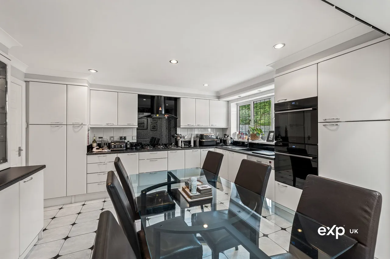 Regina Crescent, Ravenshead, photo 7