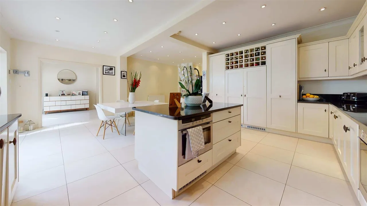Luctons Avenue, Buckhurst Hill, photo 8