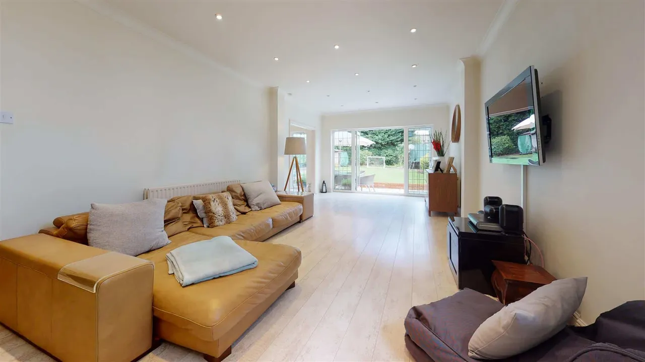 Luctons Avenue, Buckhurst Hill, photo 5
