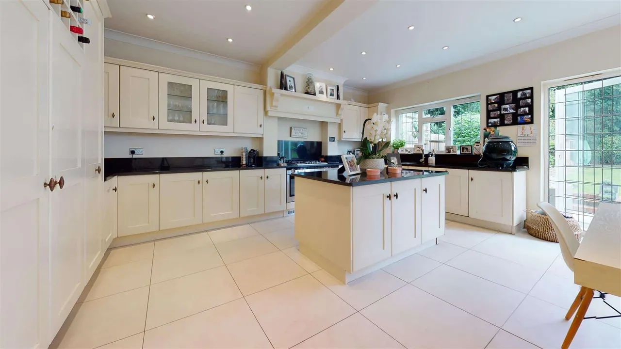 Luctons Avenue, Buckhurst Hill, photo 6