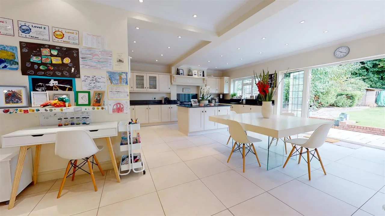 Luctons Avenue, Buckhurst Hill, photo 7