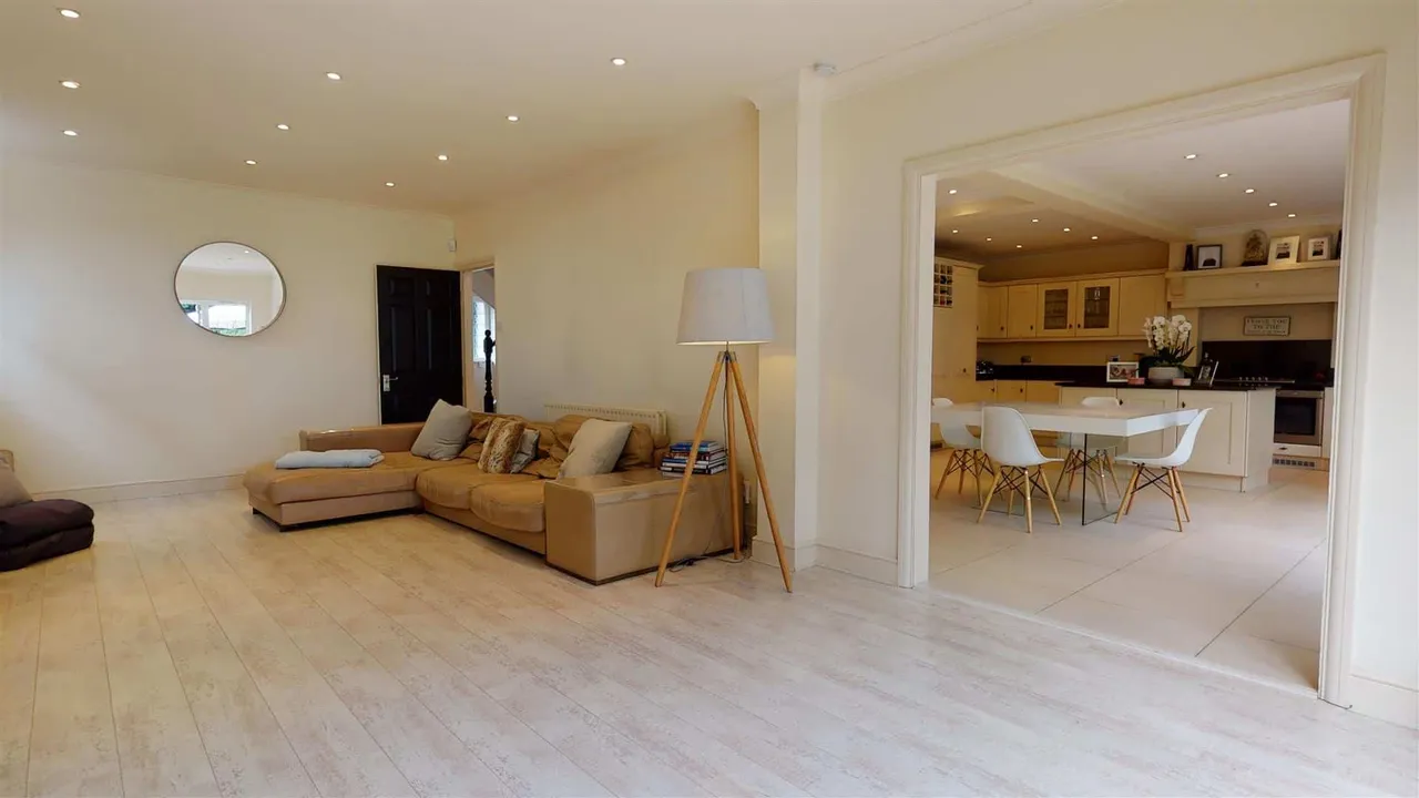 Luctons Avenue, Buckhurst Hill, photo 4