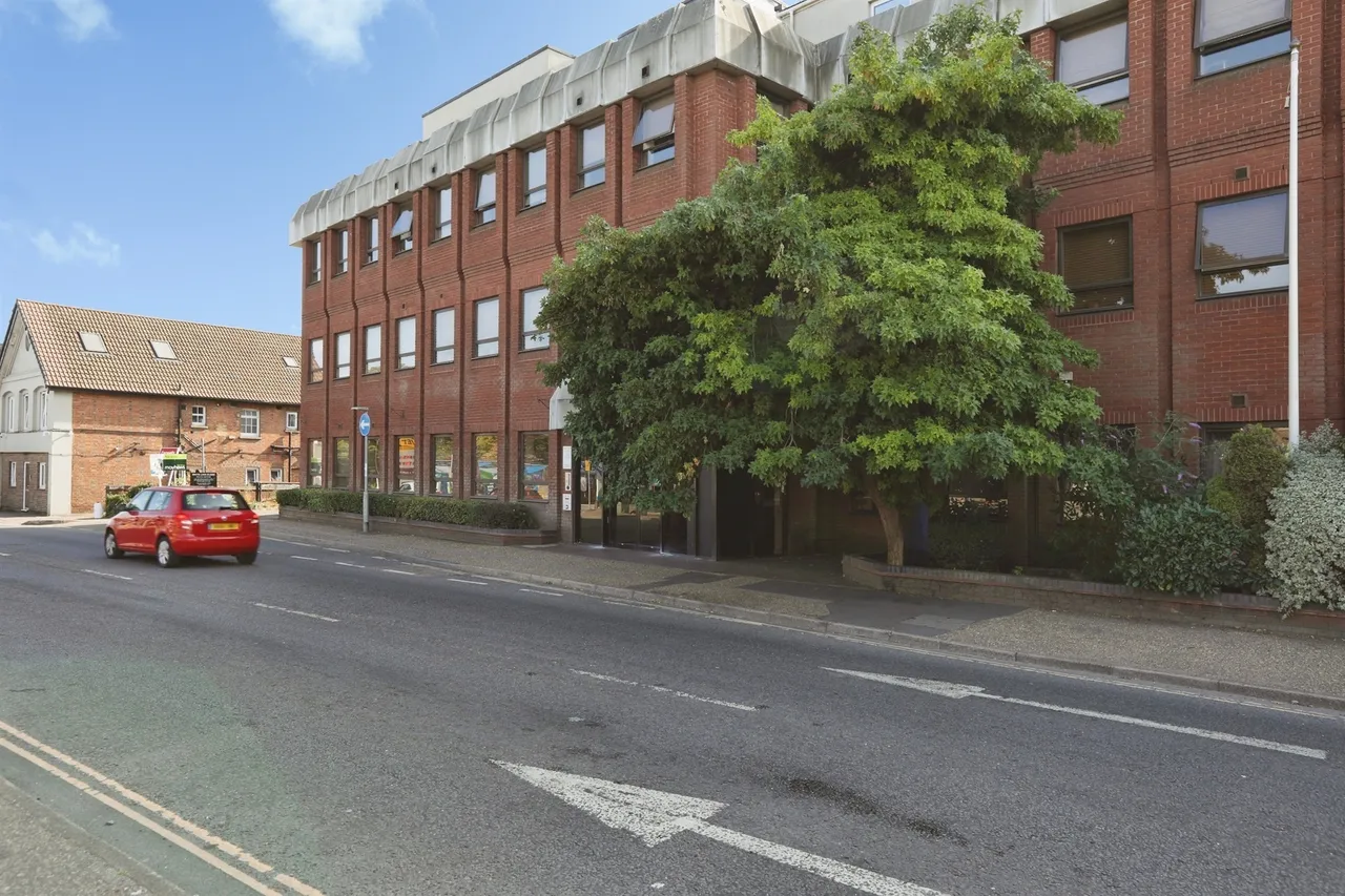 2 bed flat for sale — White Lion Close, East Grinstead