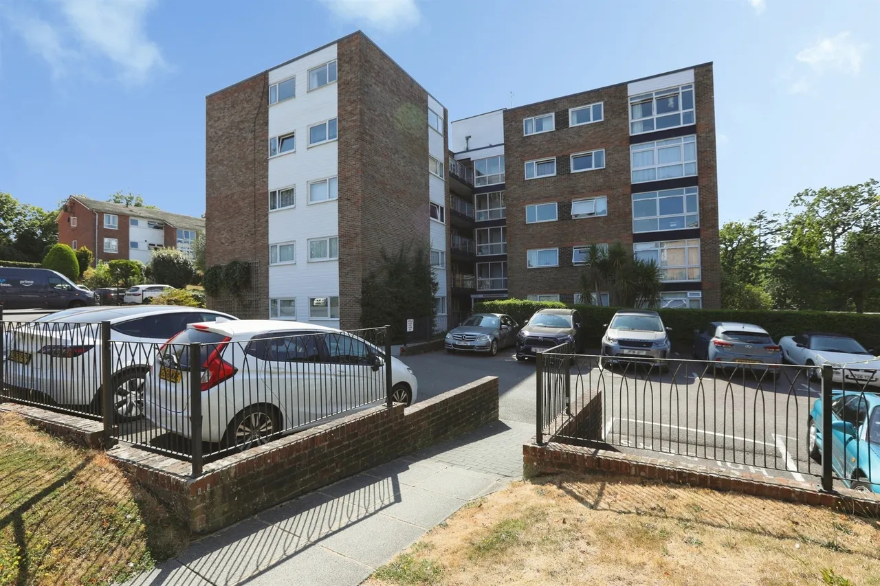 2 bed flat for sale — Paddockhall Road, Haywards Heath