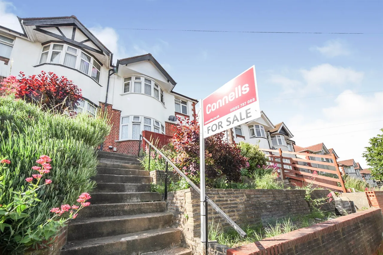 3 bed house for sale — Crawley Green Road, Luton