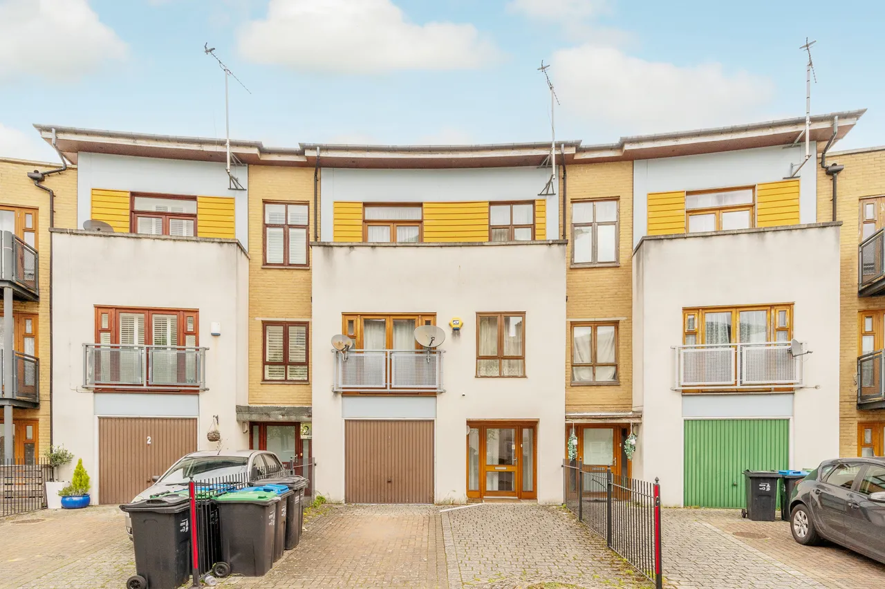 4 bed house to rent — 3 Goodman Crescent, Croydon