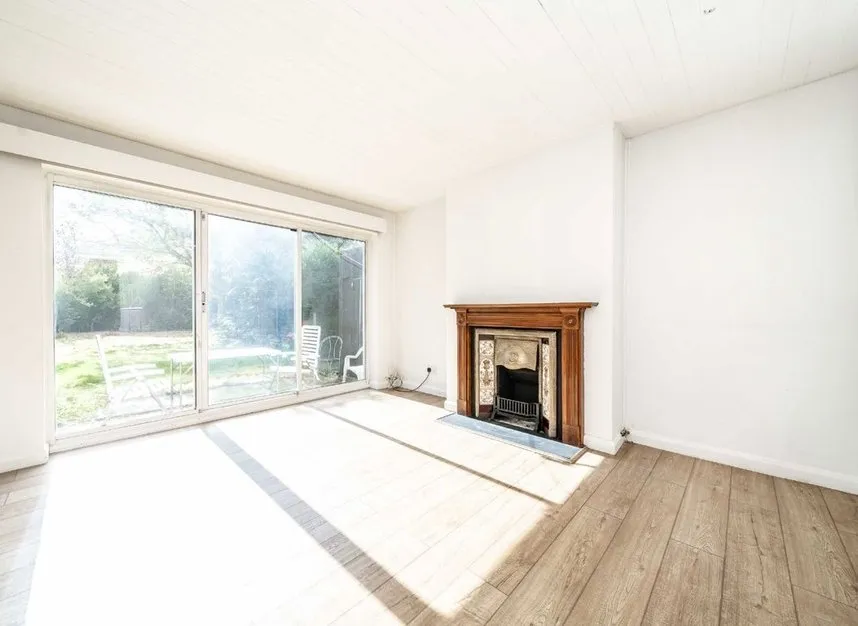 Longford Close, Hampton, TW12, photo 2