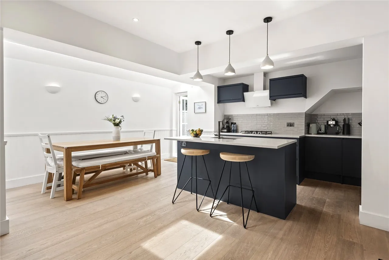 2 bed flat for sale, Burnbury Road, London, SW12