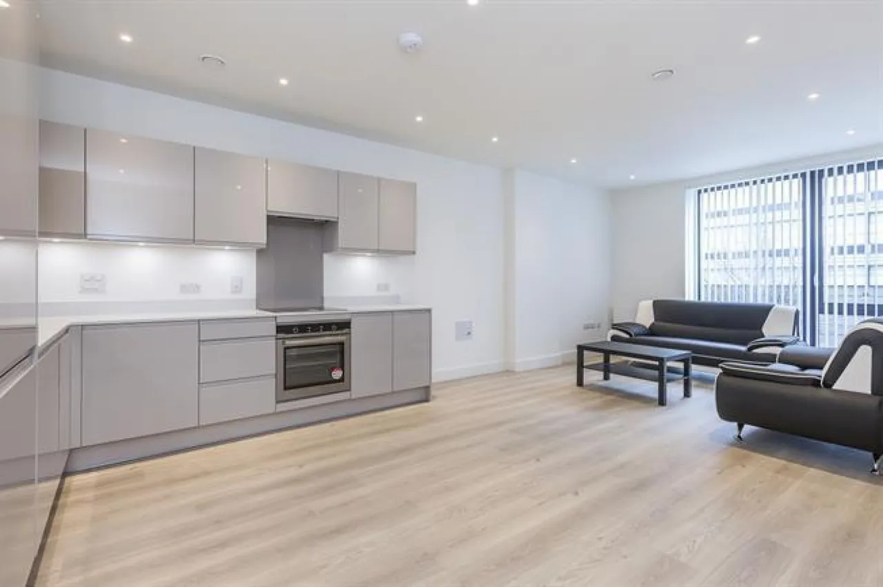 2 bed flat to rent, Valencia Close, London