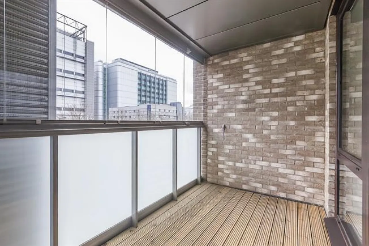 Valencia Close, London, photo 2