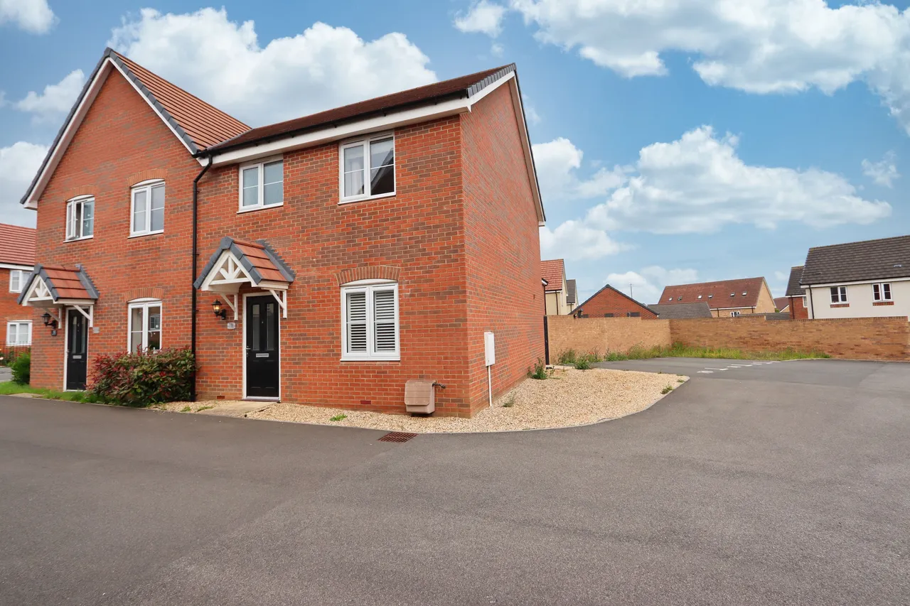 3 bed house for sale — Holdenby Drive, Corby, NN17
