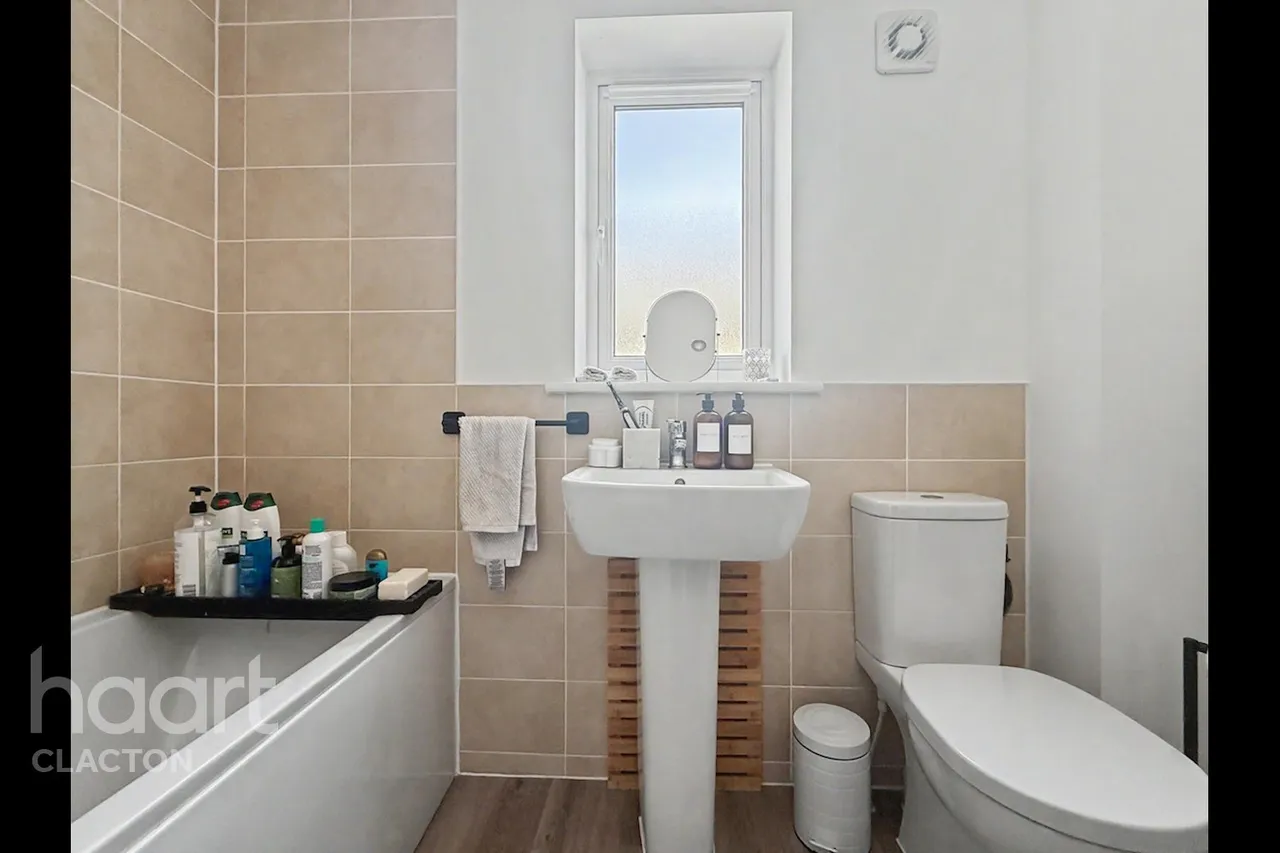 Tellin Way, Clacton-on-Sea, CO16, photo 11