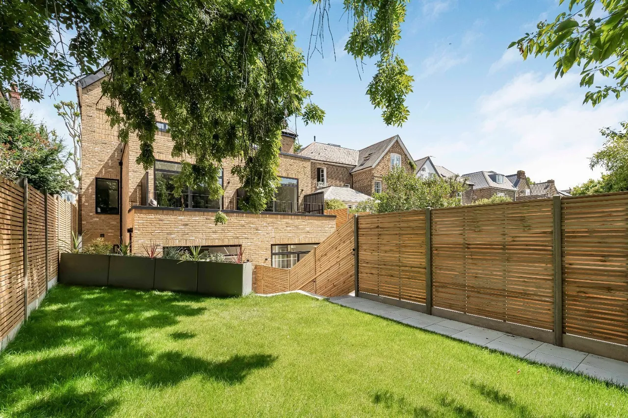 2 bed house for sale, Rosemont Road, London, W3