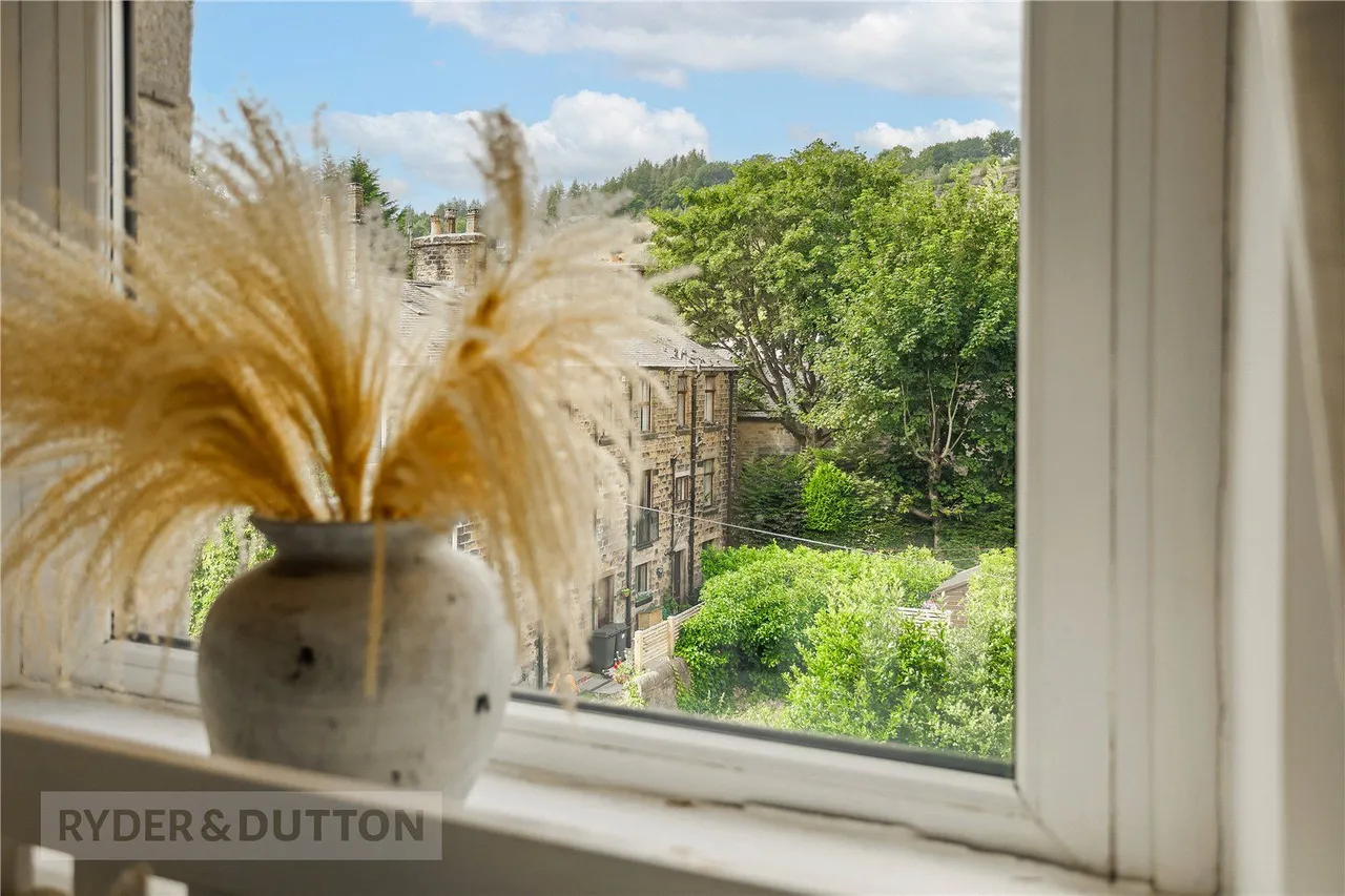 High Street, Uppermill, OL3, photo 3