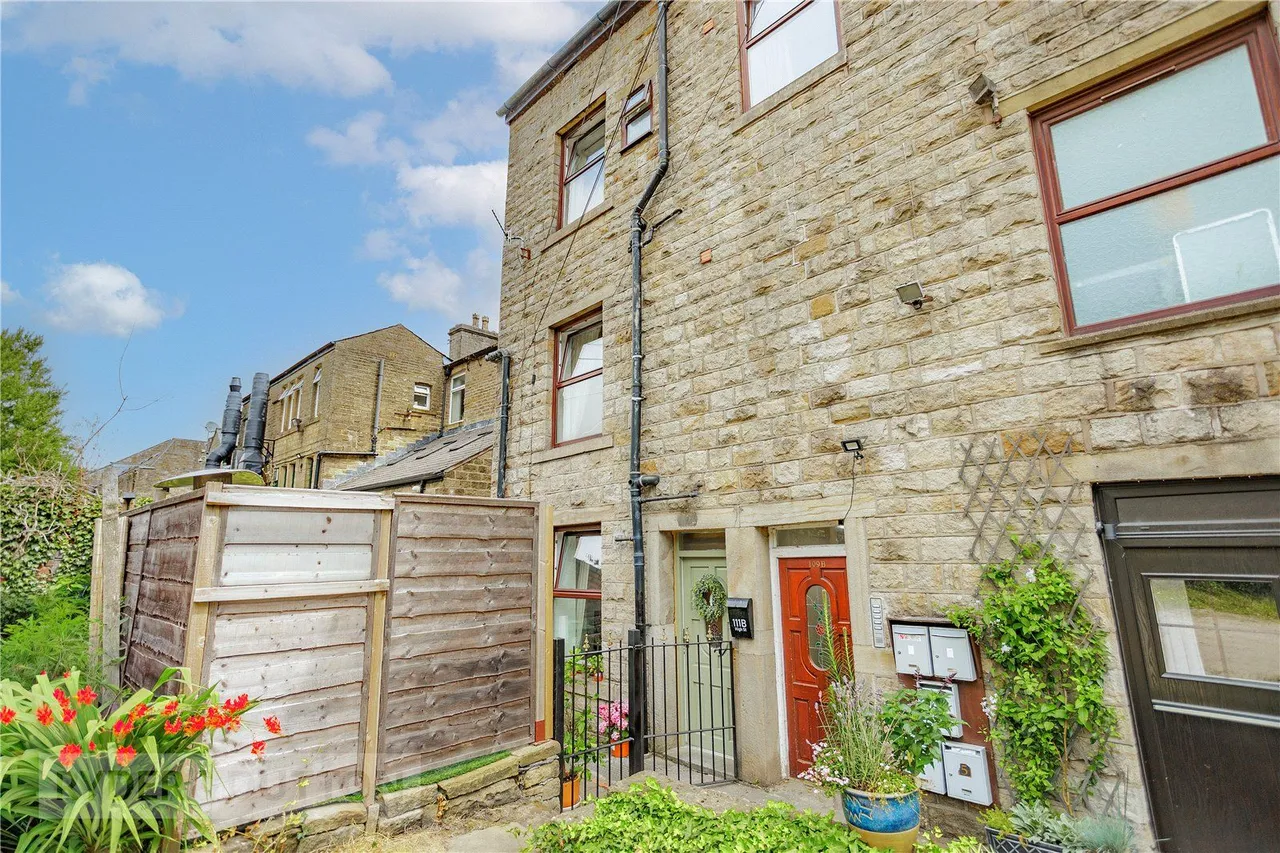 High Street, Uppermill, OL3, photo 4