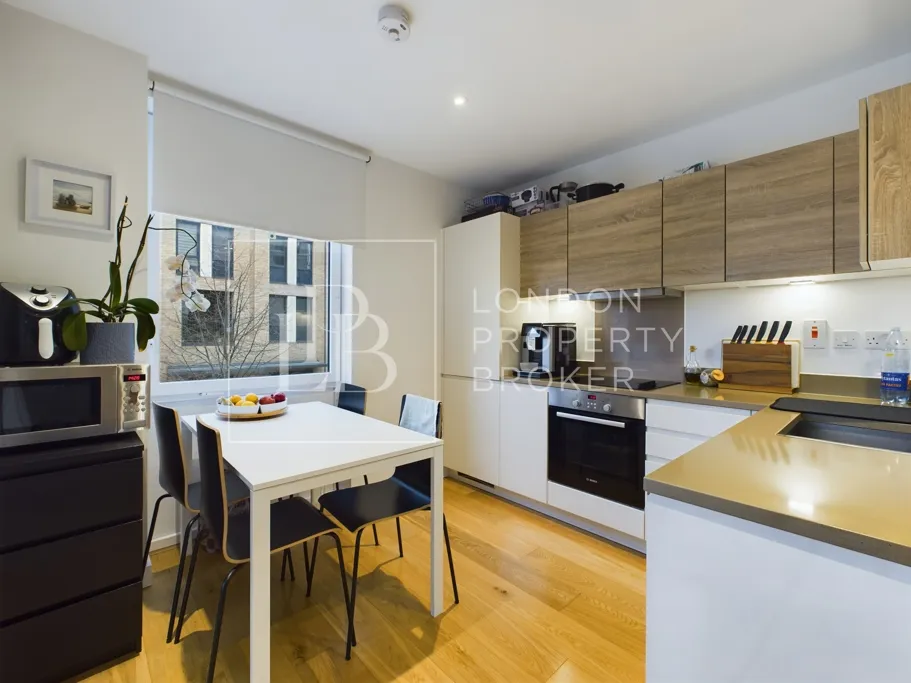 Holman Drive, Southall, UB2, photo 2