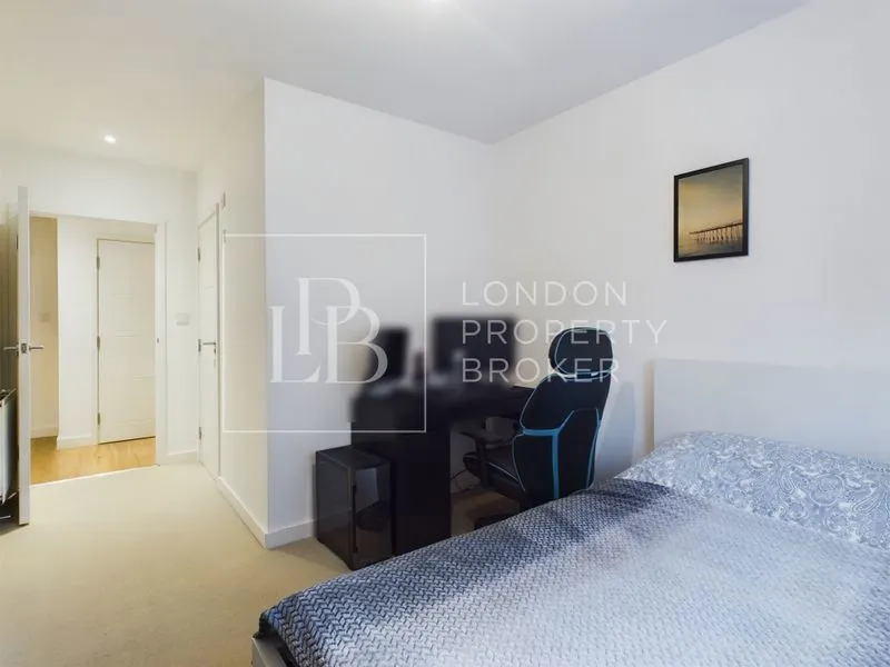 Holman Drive, Southall, UB2, photo 5