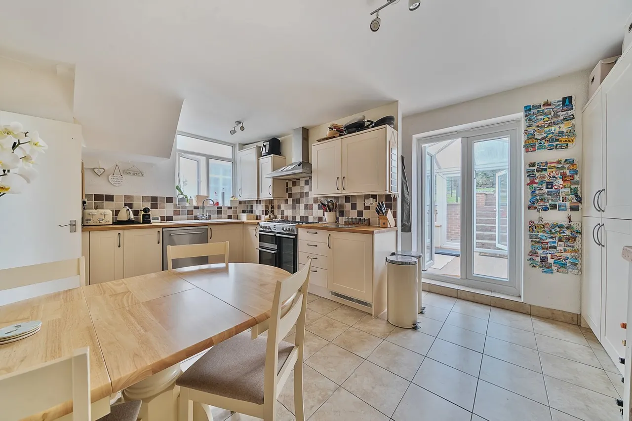 3 bed house for sale — Warland Road, SE18