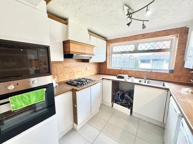 4 bed house to rent — Stephen Avenue, Rainham, RM13 7NP