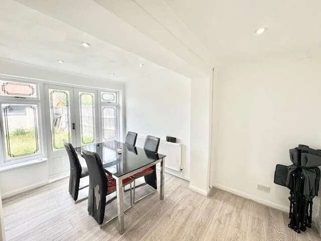Stephen Avenue, Rainham, RM13 7NP, photo 2