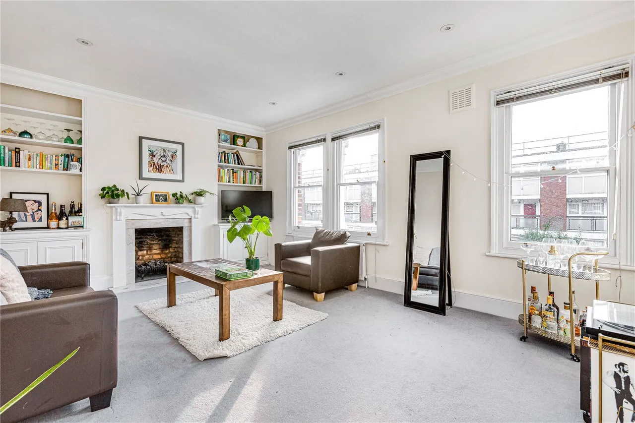2 bed flat to rent, Rosenau Road, London, SW11
