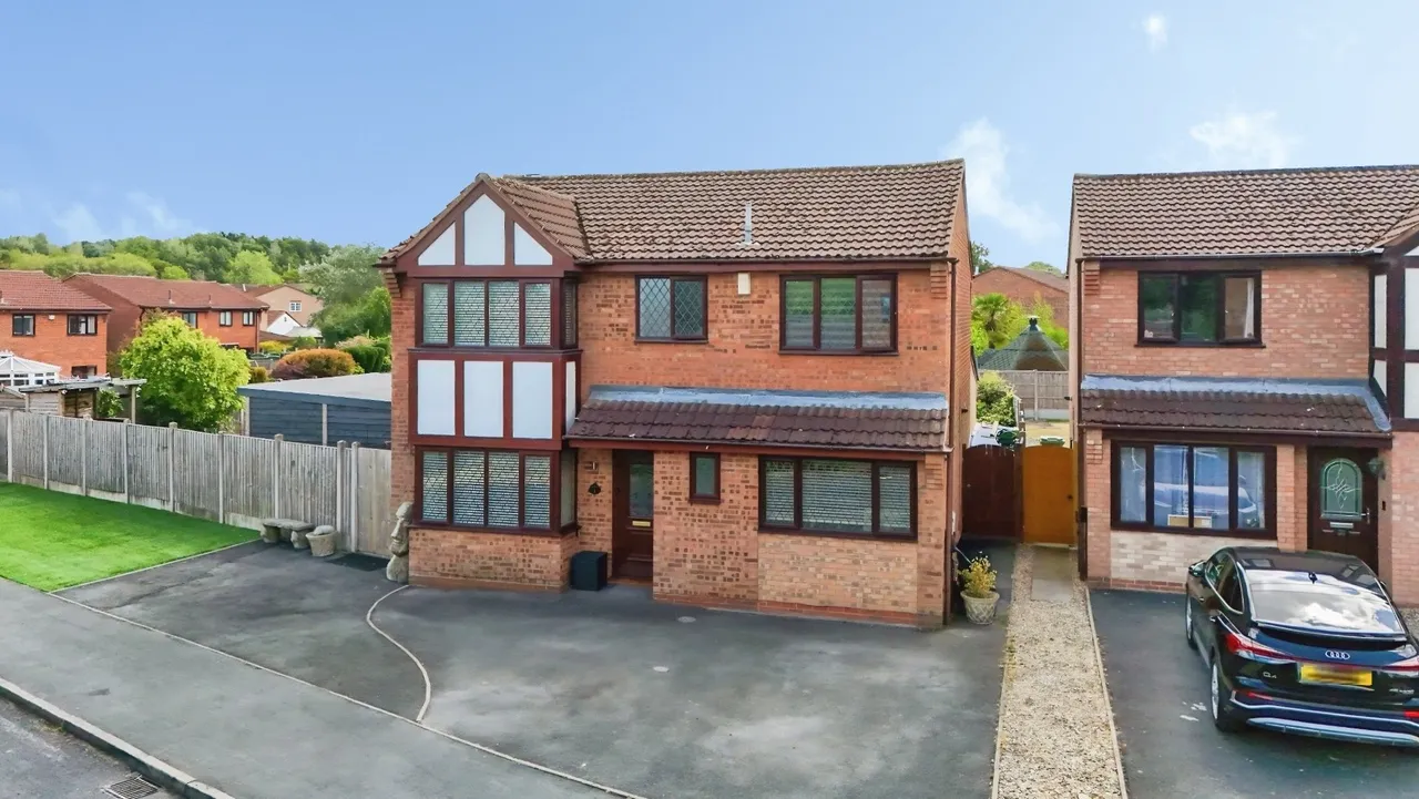 4 bed house for sale — Great Croft, The Rock, Telford TF3 5DS