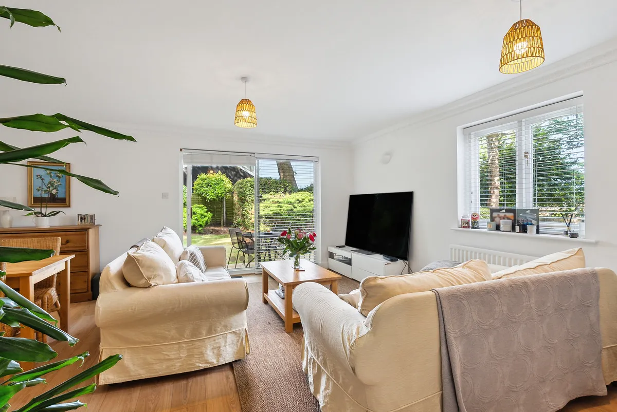 2 bed flat to rent, St. Charles Place, Weybridge, KT13