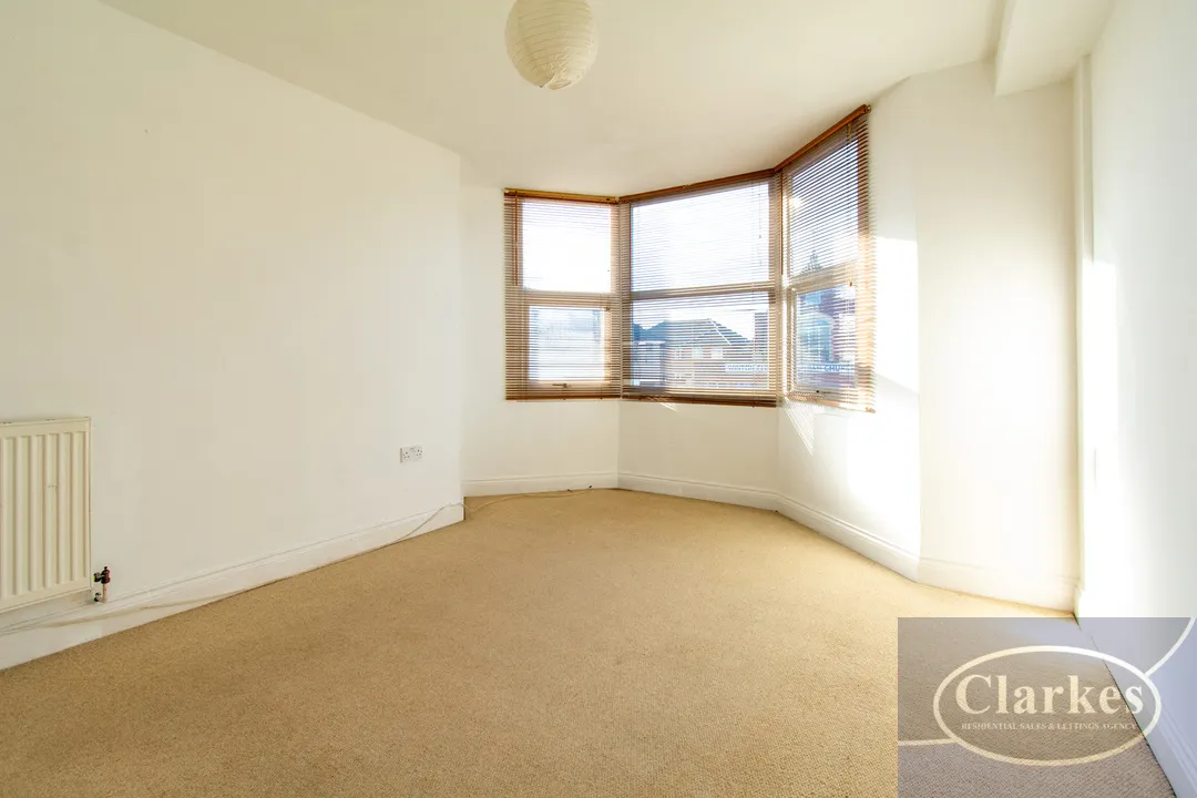 Bed Flat With Parking in Winton, photo 2