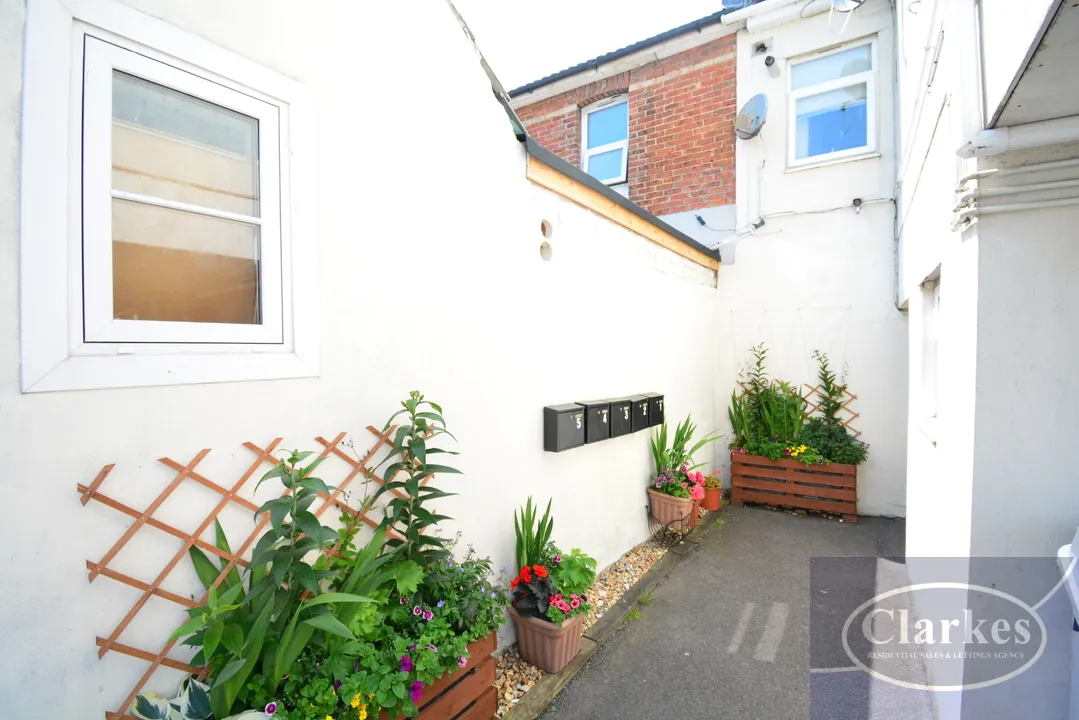 Bed Flat With Parking in Winton, photo 4