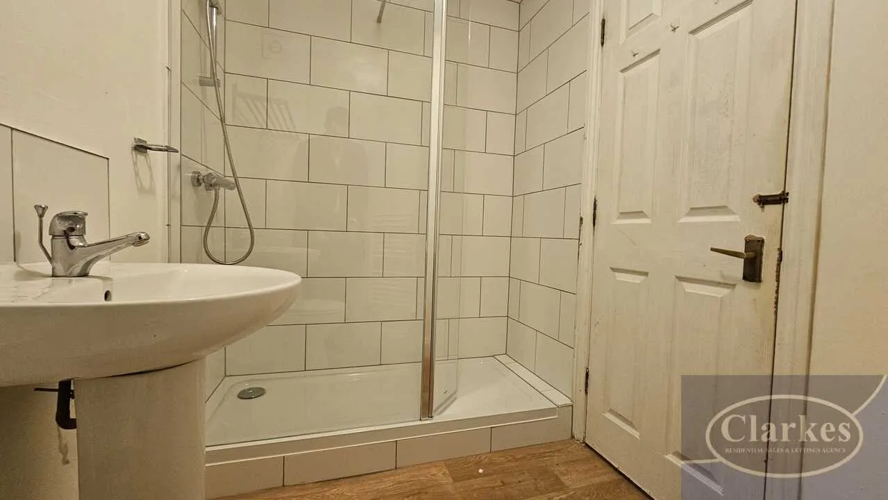 Bed Flat With Parking in Winton, photo 11