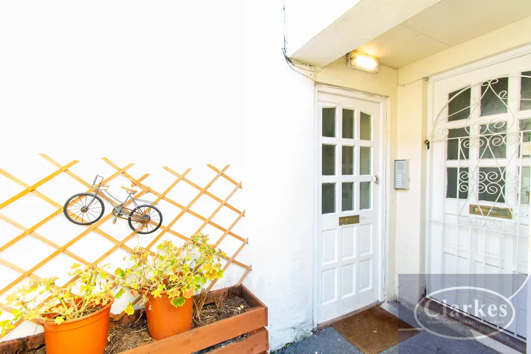 Bed Flat With Parking in Winton, photo 7