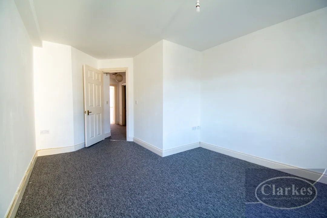 Bed Flat With Parking in Winton, photo 8