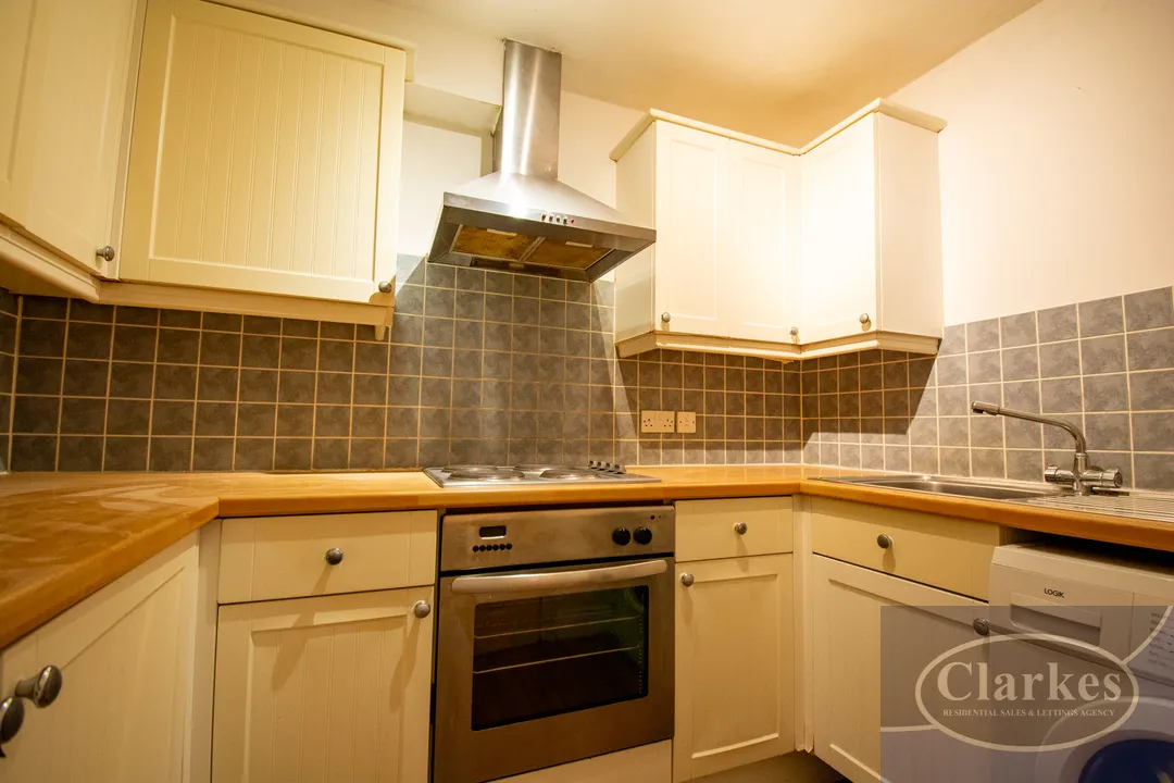 Bed Flat With Parking in Winton, photo 9