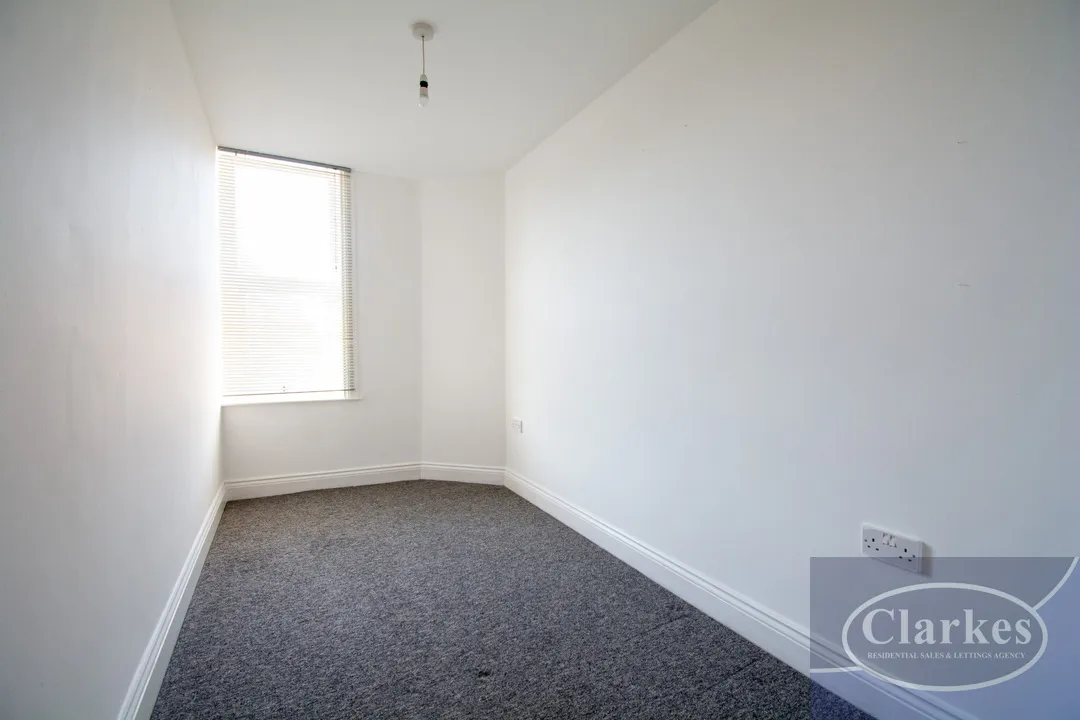 Bed Flat With Parking in Winton, photo 10