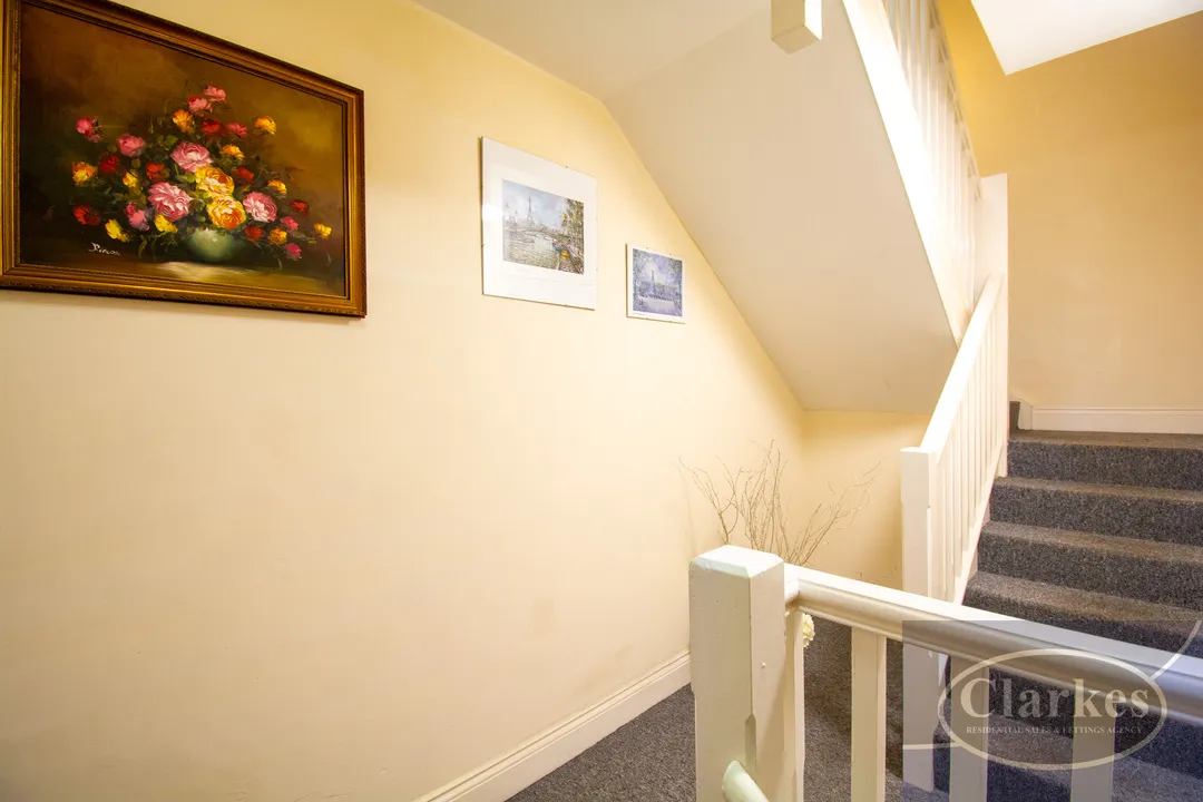 Bed Flat With Parking in Winton, photo 12