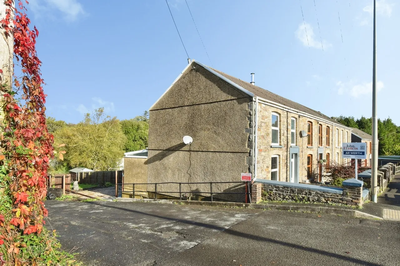 3 bed house for sale, Ammanford Road, Tycroes, SA18