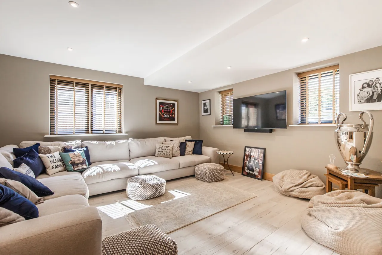 Striking, 3-storey Home in Old, photo 10