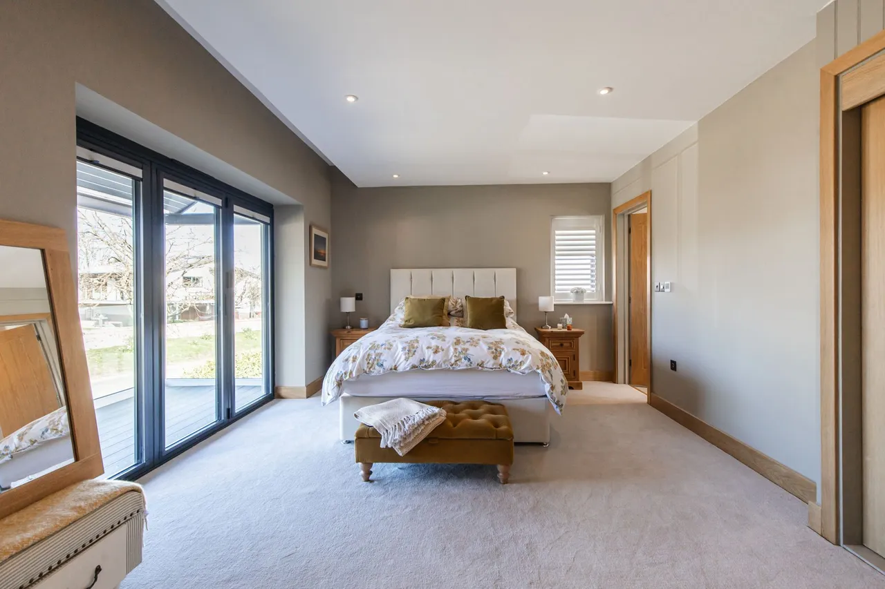 Striking, 3-storey Home in Old, photo 15