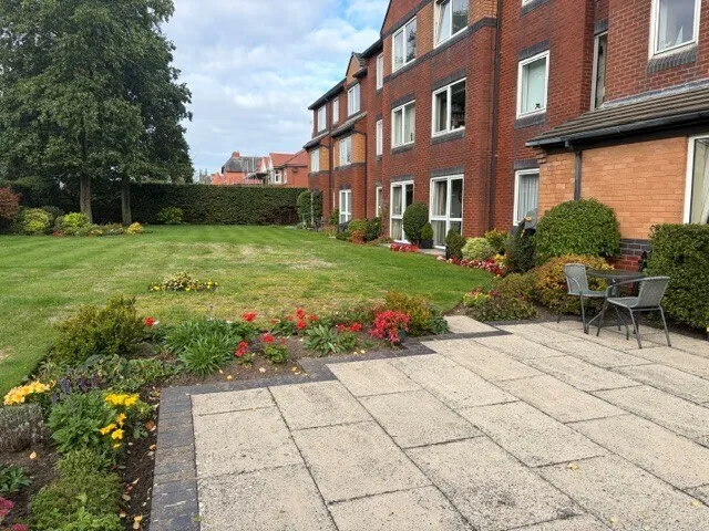 Clifton Drive, FY8, photo 10