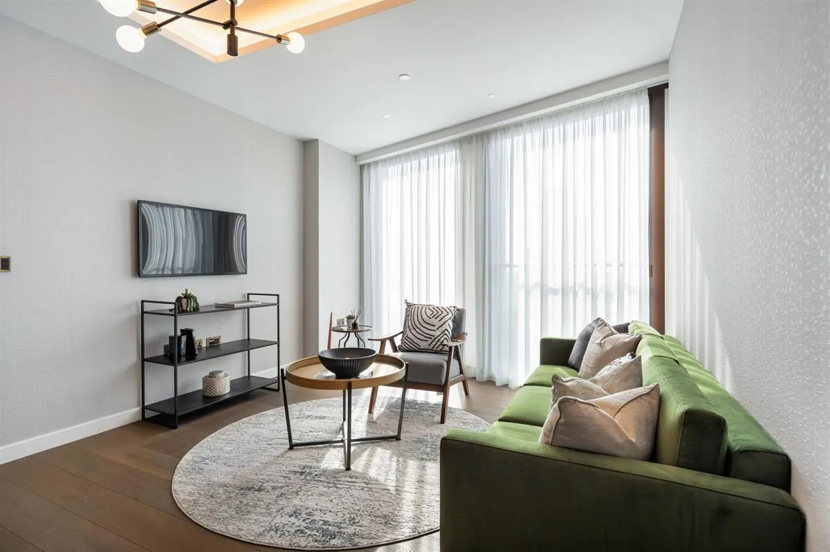 Apartment B 8 Carnation Way, London, SW8 5JE, photo 2