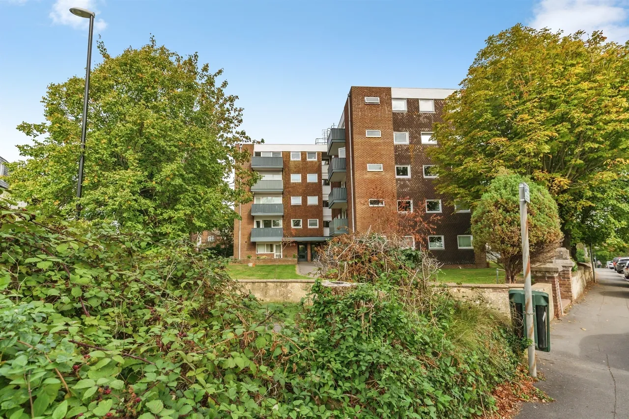 2 bed flat for sale, Silverdale Road, Burgess Hill, RH15