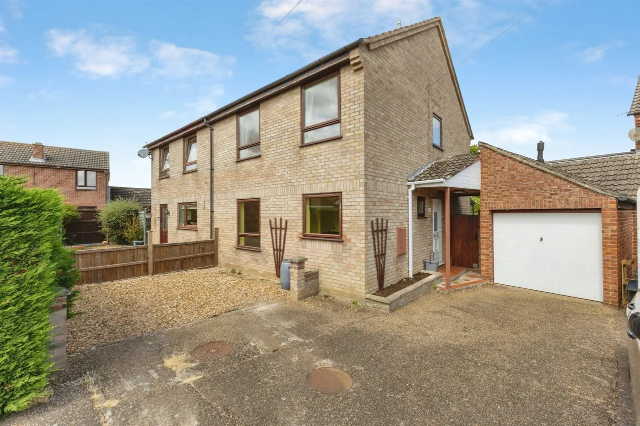 4 bed house for sale — Chapel Avenue, Long Stratton, Norwich