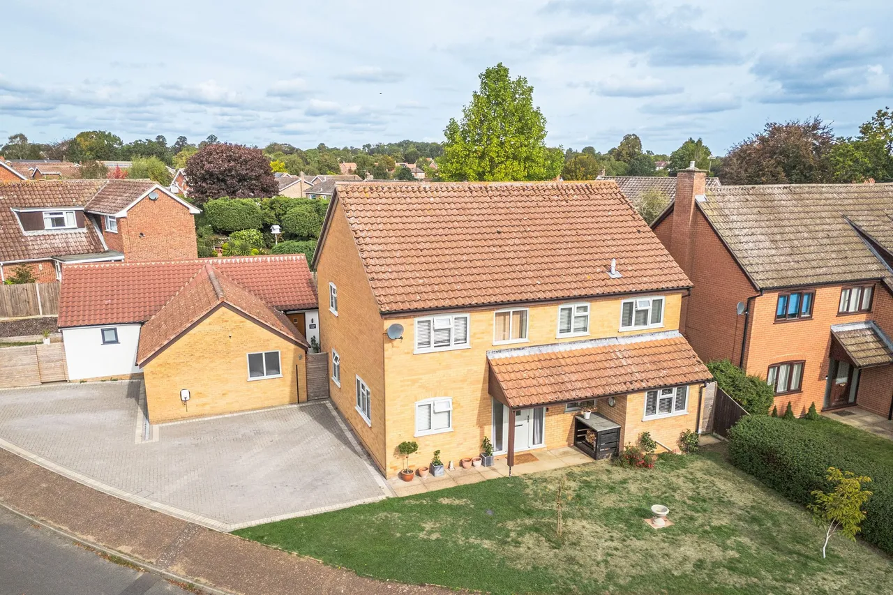 Detached Family Home with Detached An, photo 3