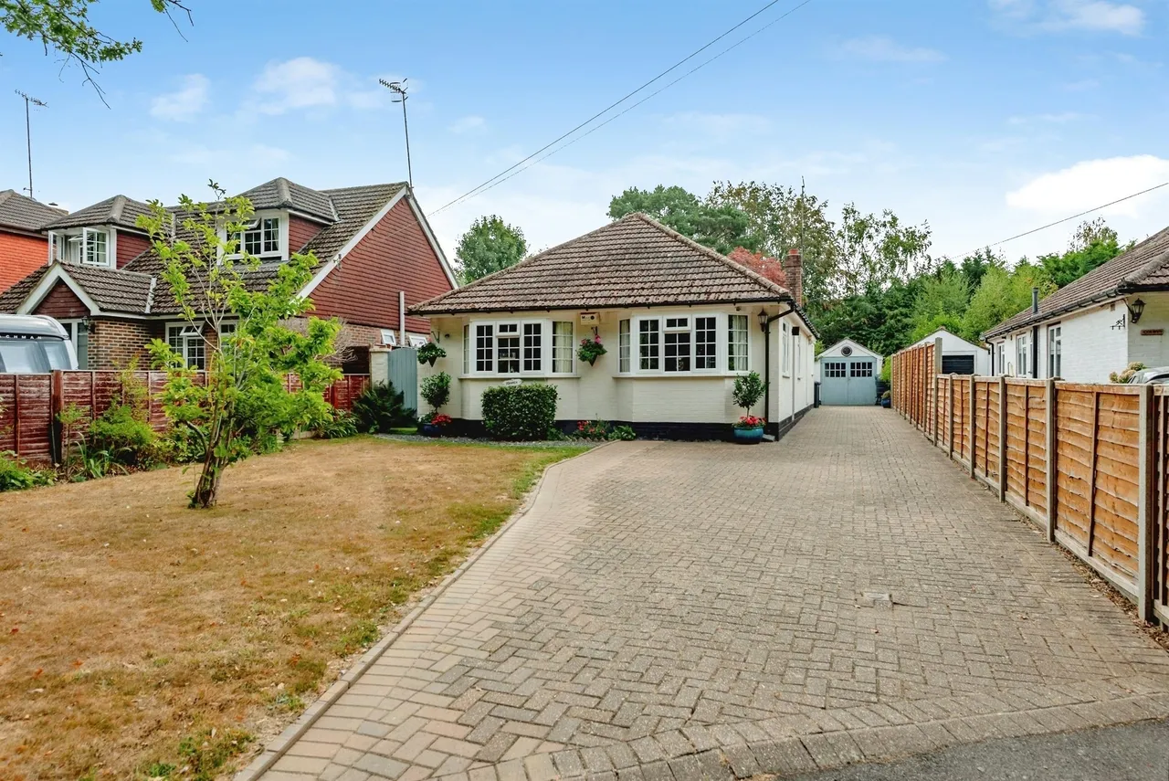 3 bed house for sale — Shipley Bridge Lane, Copthorne, Crawley