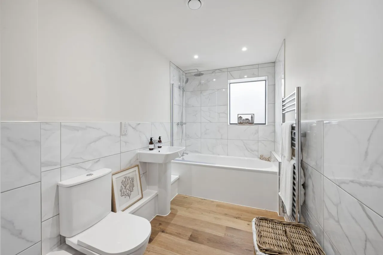 Clifton Drive South, FY8, photo 11
