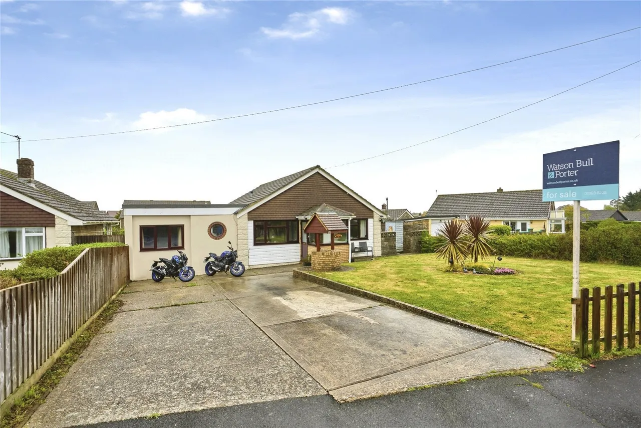 3 bed house for sale, Hinton Road, Newport, PO30