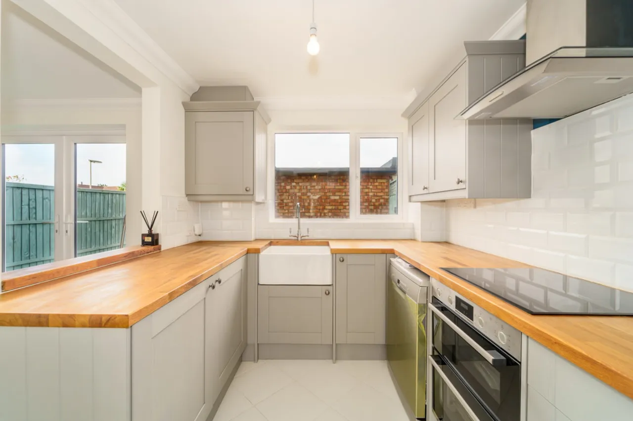 3 bed property for sale, Mullens Road, Egham