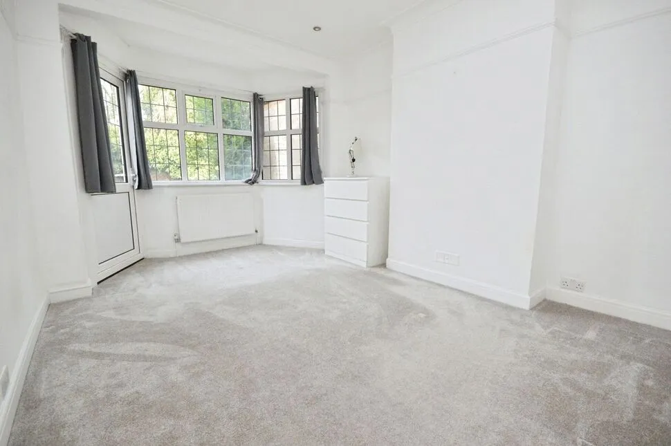 Cypress Avenue, Whitton, TW2, photo 2