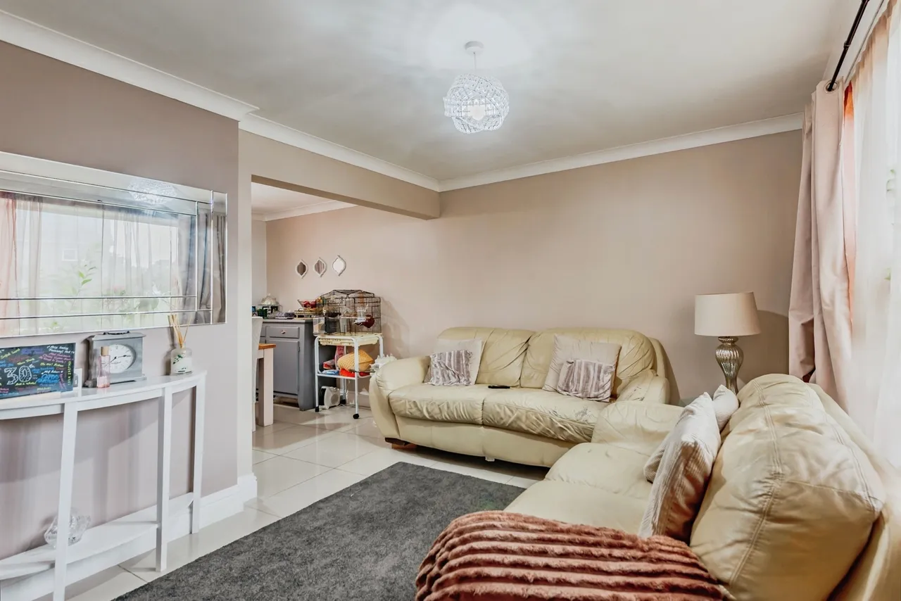 Woodfield Road, Crawley, RH10, photo 5