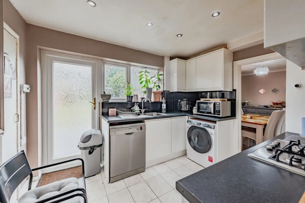 Woodfield Road, Crawley, RH10, photo 4